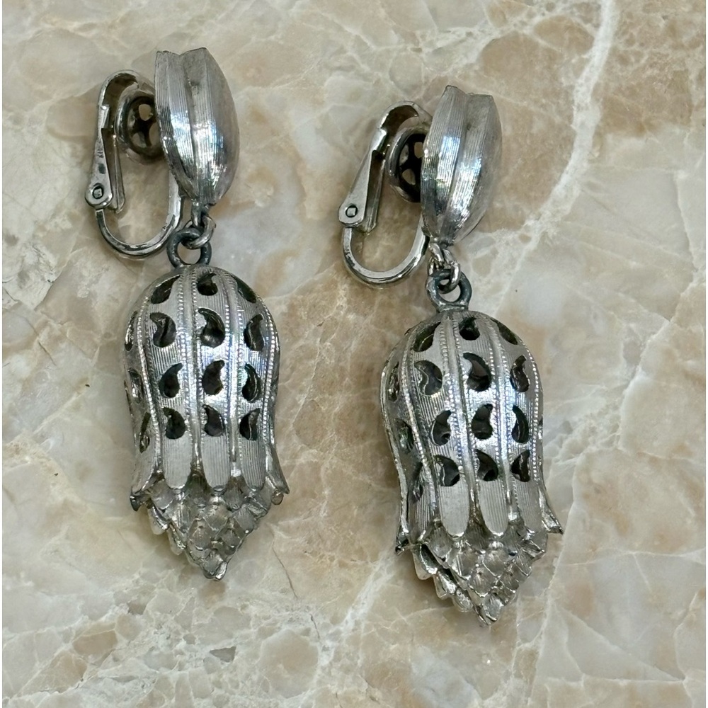 Trifari Vintage Signed 70s Rare Silver Tone Swinging Clip On Earrings - Picture 6 of 6
